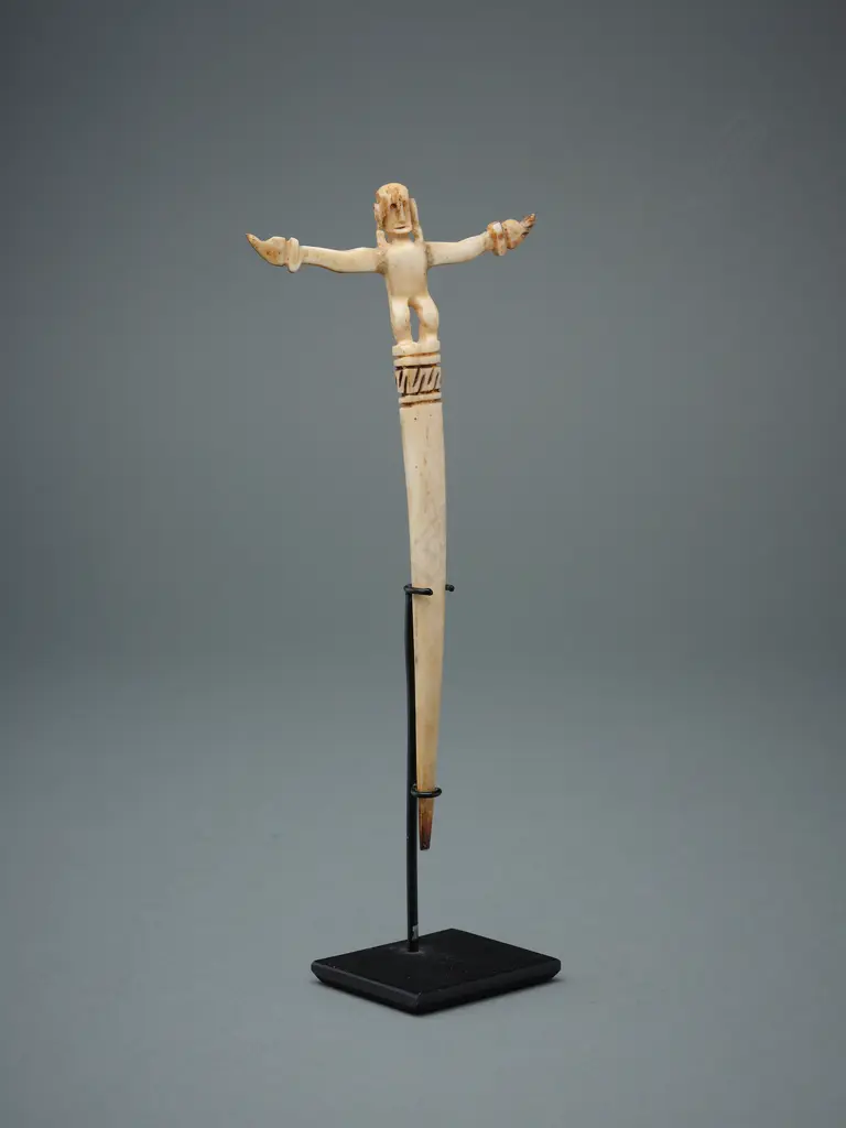 Carved bone pin figure – Tanimbar, Image 1++